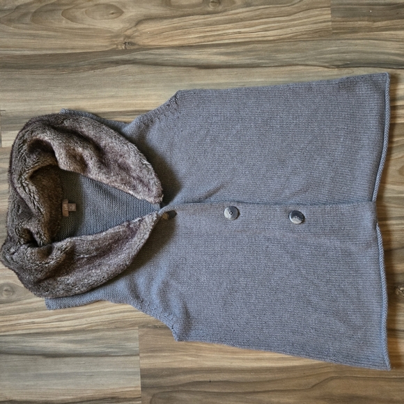 Gray Knit Vest with Faux Fur Collar - Picture 1 of 4